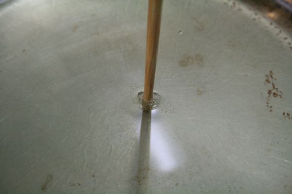 以筷子試油溫，見冒泡就可下鍋油炸。