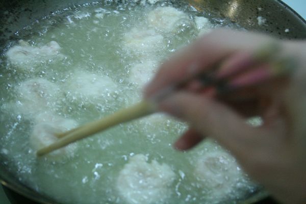 蝦仁入鍋炸不超過一分鐘，免得過老。