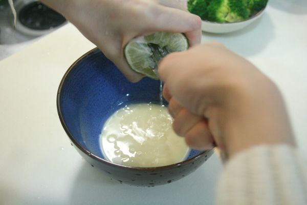 做醬汁：《草莓就愛鷹牌煉奶》與一顆檸檬的量攪拌均勻準備。