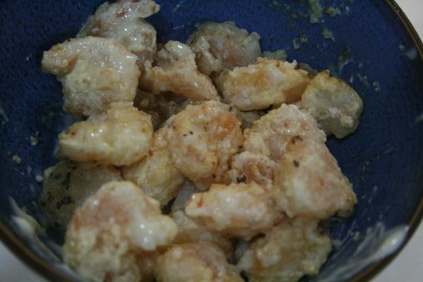 將炸好的蝦仁撈起，加入醬汁拌勻。