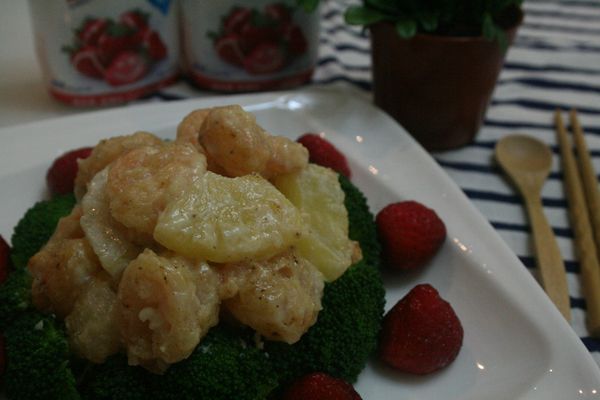 草莓洗淨、去蒂後，準備擺盤上桌囉！