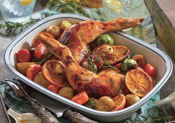 將已煎熟的雞肉與蔬菜放置平面烤盤，均勻撒上胡椒鹽淋上橄欖油，放進預熱200度C的烤箱，烤至變色就完成嘍