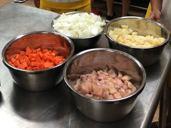 2.紅蘿蔔、馬鈴薯、雞肉、洋蔥切塊。
