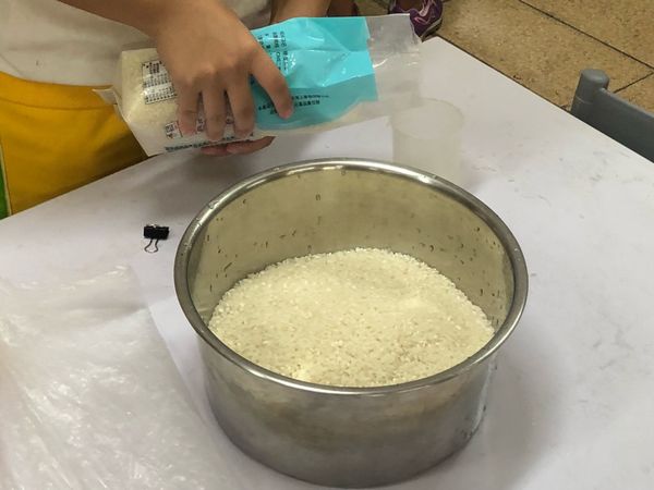 1.電鍋煮白飯。