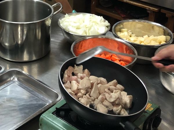 3.先炒紅蘿蔔，再陸續炒雞肉、馬鈴薯、洋蔥約半熟即可。