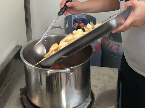 4.水淹過紅蘿蔔，先放紅蘿蔔進去煮，之後陸續把拌炒好的加入鍋煮；最後把咖哩切小塊放入鍋中、調味，燉煮一下即可。