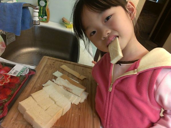 將厚片土司切邊及切成塊狀(憶溱妹偷吃皮XDD)