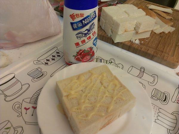 淋上香香濃濃的鷹牌煉奶