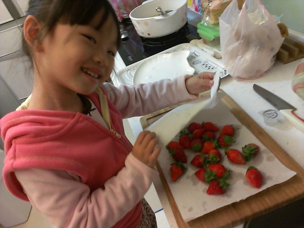 草莓洗乾淨後先用紙巾仔細溫柔的擦乾(憶溱妹很溫柔喔)