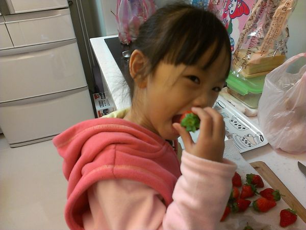 草莓好香喔偷吃一口