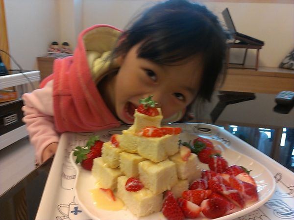 烤好後將厚片土司塊疊成小山就像一座金山唷~ 再將草莓擺邊，最後再用鷹牌煉奶再一次均勻淋上土司及草莓