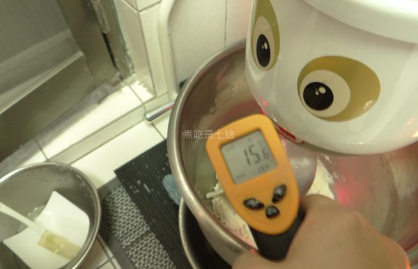 高筋麵粉、糖、鹽巴、水及法國老麵，加入攪拌缸，低速攪拌到麵團溫度約15度，加入酵母，繼續攪拌到均勻後，改中速攪拌到麵團有拉力的狀態。(夏天溫度30幾度，鋼盆、攪拌勾、材料事先先冷凍，水性材料要先冰過，但不要用碎冰塊，容易傷到麵筋，因此材料剛下的時候，溫度會很低，酵母要後下。)