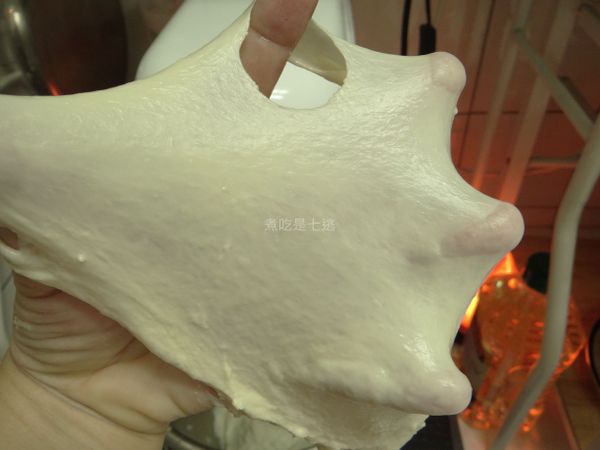 打到麵團有拉力(有筋性)，拉開不會容易斷裂，裂口處呈鋸齒狀，下奶油。(夏天，奶油先切成小塊狀放冷藏，麵團快打好時拿出來就好；冬天，奶油先放到室溫軟化)