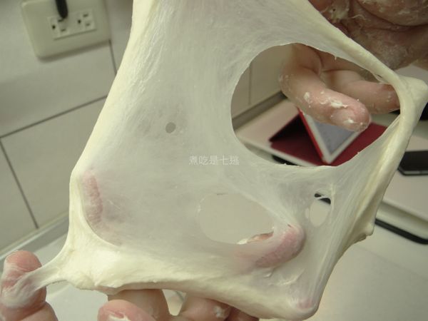 加入奶油後，低速攪拌到均勻，轉中速打到麵團光滑，拉開後薄膜輕薄，裂口平滑狀