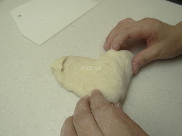 將麵團分割為6份(約135g*6個)，用折疊的方式收麵糰後滾圓。(麵團若是太黏，適時加手粉)
麵團正面朝下，手拱起輕拍麵團排氣，翻面，三折麵團。