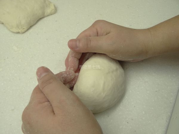 將麵團收圓(原則：基發好時，麵團的正面，永遠是正面，分割、摺疊及滾圓都不變)