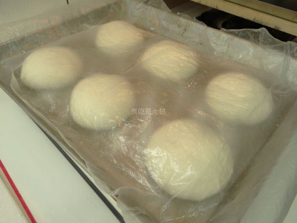 ※蓋上塑膠布，鬆弛10-15分鐘(按壓麵團有痕跡，會回彈即鬆弛夠了；沒有彈力，就是過頭；很緊，感覺有作用力，再等一下)
※預熱烤箱230/210