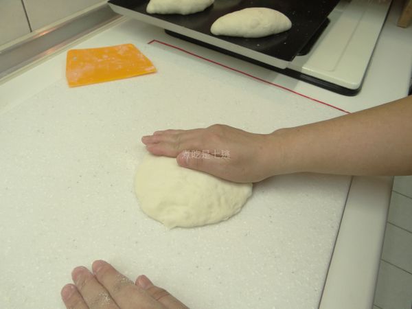 整形，麵團正面輕拍排氣