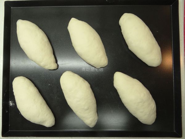 放在烤盤上蓋塑膠布，夏天室溫約33度，後發約30分鐘