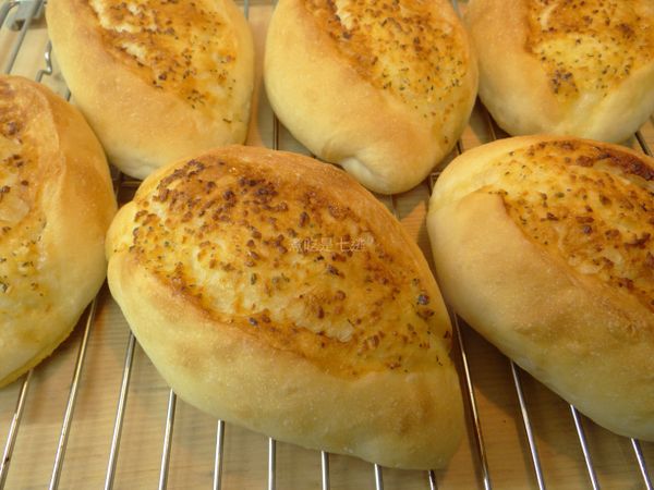 出爐後，移至網架放涼(烤的時候，甜蒜醬溶化，會流到烤盤上，一出爐趕緊放到網架上，不然回潮，底部會不酥脆)