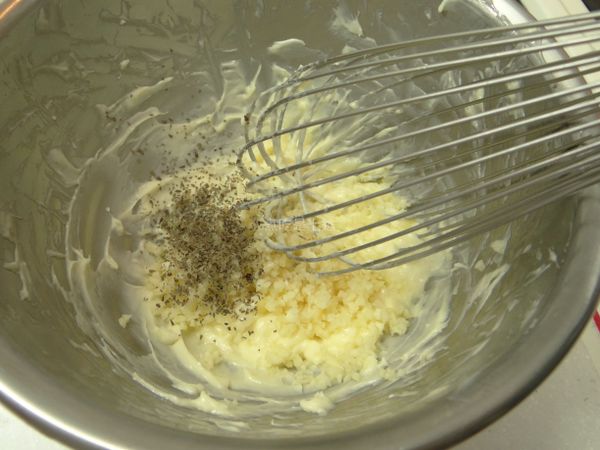 [甜蒜醬]無鹽奶油先室溫放軟，用打蛋器打軟，加入美乃滋(我用桂冠沙拉)、煉乳，拌勻後，加入切碎的蒜頭末跟羅勒葉(Basil)，拌勻放入擠花袋就完成了。