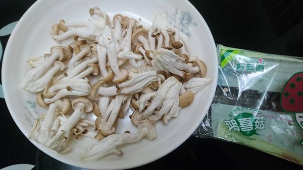 先把好菇道鴻喜菇根部切掉,再撥散就可以料理