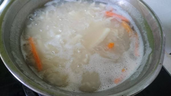 鍋中加5大杯水,再加進去2碗白飯,竹筍絲和胡蘿蔔絲下去, 滾到竹筍有熟和米粒開始變粥