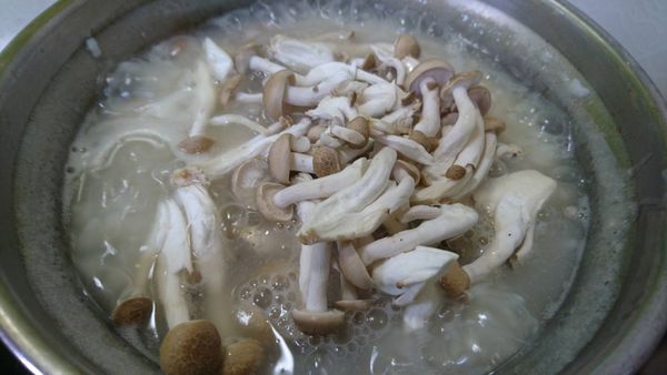 等到米粒都變粥狀時,再把鴻喜菇下鍋