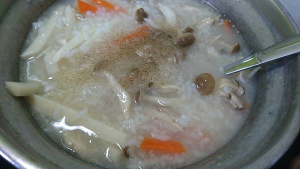 煮到菇菇野變軟,再加進去鹽巴和胡椒粉