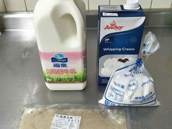 # 準備材料
鮮奶  鮮奶油  細砂糖  吉利丁片