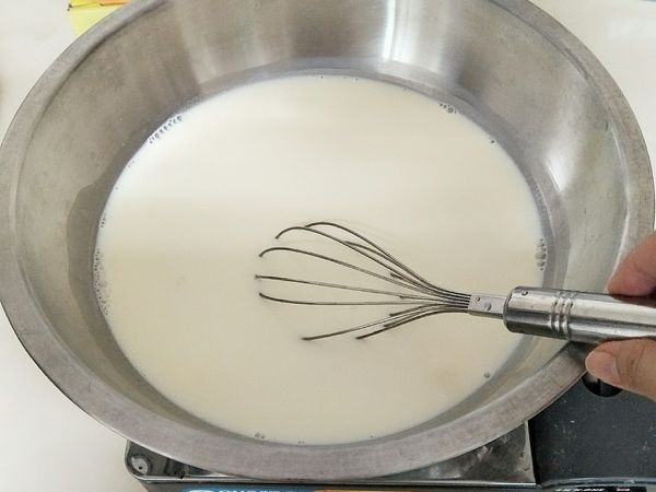 鮮奶  鮮奶油  細砂糖放入鍋內一起煮， 煮到細砂糖融化即可，之後再放入泡軟的吉利丁片，攪拌均勻

（ 在煮的過程中，一定要用小火慢慢煮慢慢攪拌，以防燒焦 ）