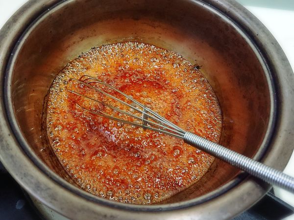 把糖跟25ml水煮溶，再加入剩餘的水煮成焦糖色
 **這步驟的溫度較高，建議由家長來做喔