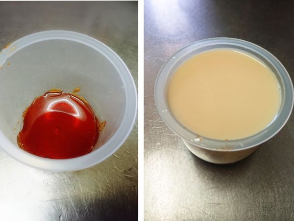 先放1-2匙焦糖，再倒入布丁液