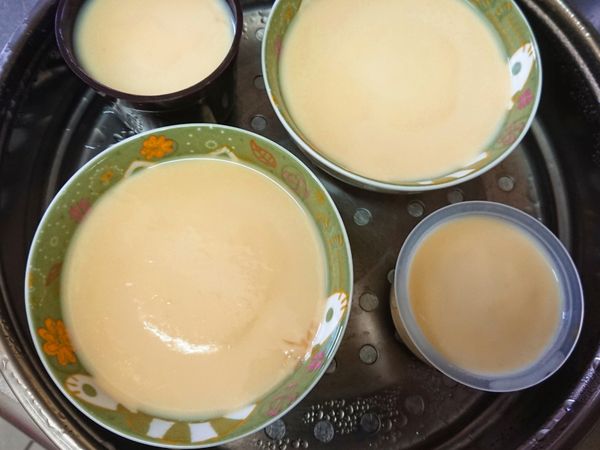 放進大同電鍋的蒸籠
倒大約1杯水就好，蒸約15分鐘後，電源跳起後5分鐘再取出，放進冰箱