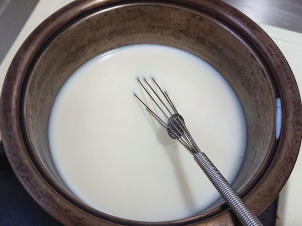 先把一半的牛奶和糖一起加熱，記得不時要攪拌一下