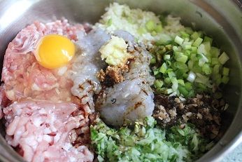 蝦仁25隻用刀拍成泥狀, 與豬絞肉/蔬菜類/雞蛋/調味料 攪拌均勻成內餡. (蔬菜類我使用了: 高麗菜, 青江菜, 香菇, 黑木耳, 蔥花)