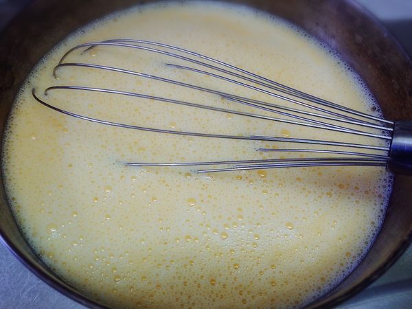 牛奶分2-3次拌進蛋液