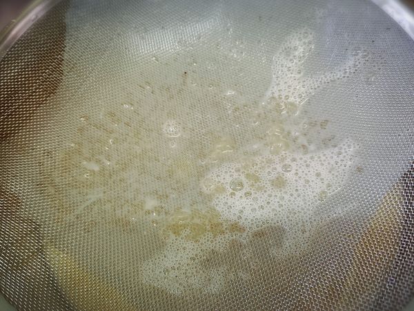 把已拌勻的蛋奶液過濾，布丁液完成，先包保鮮膜放冰箱備用