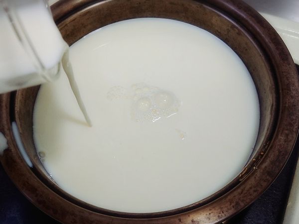 待牛奶開始冒泡，關火，把剩下的倒進去，拌一下