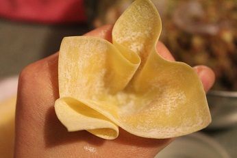 取1張餛飩皮, 輕壓入虎口, 形成凹洞  **港式餛飩皮也可用台式餛飩皮(白色) 代替