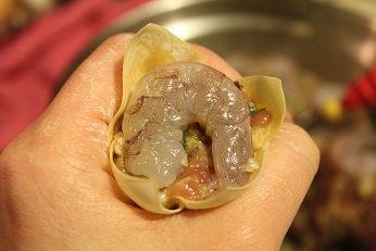 並填入適當的內餡, 與1隻蝦仁