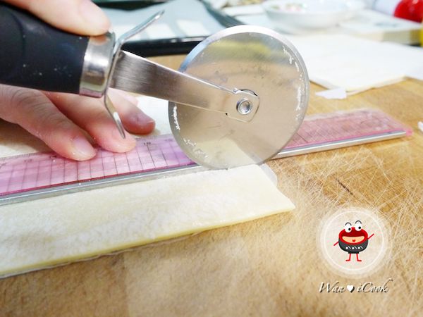 冷凍起酥皮不需要退冰！先將冷凍起酥皮切成長條，約寬3公分。
