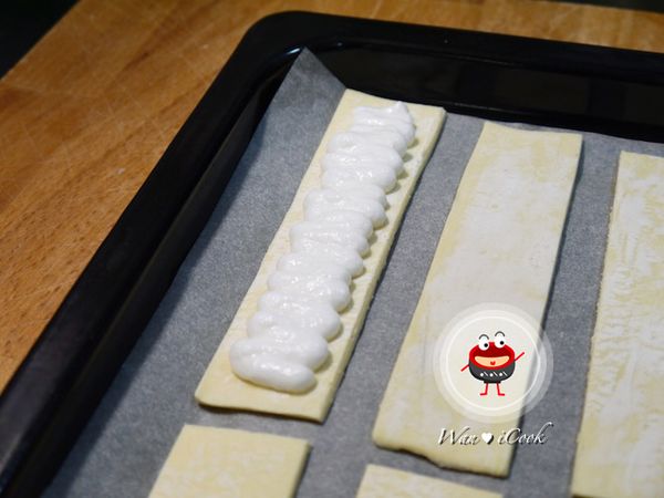 在酥皮表面刷上一層[糖霜]。糖霜製作：取一鋼盆將蛋白加入糖粉使用電動攪拌器或打蛋器均勻打發，裝進塑膠袋中，用剪刀在袋角剪開一點，均勻塗上糖霜。