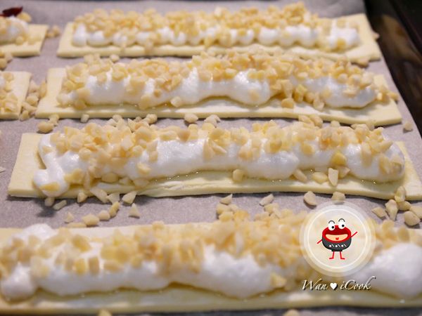 糖霜上撒上杏仁角。