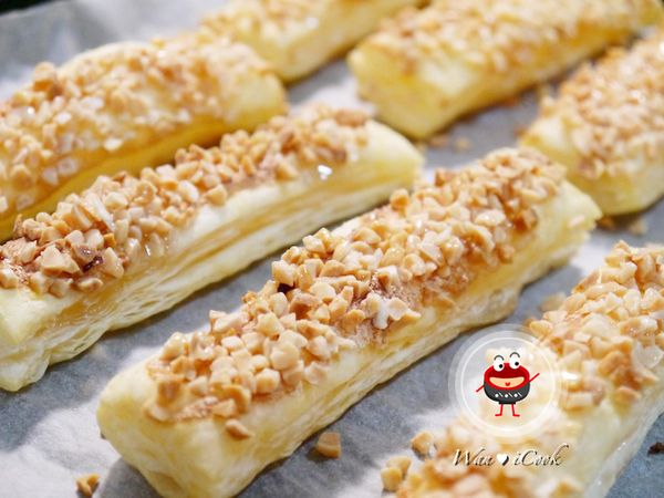 刷上一層蜂蜜或楓糖漿。起酥皮過軟時可放回冰箱凍一下，過軟烤會膨不起來。