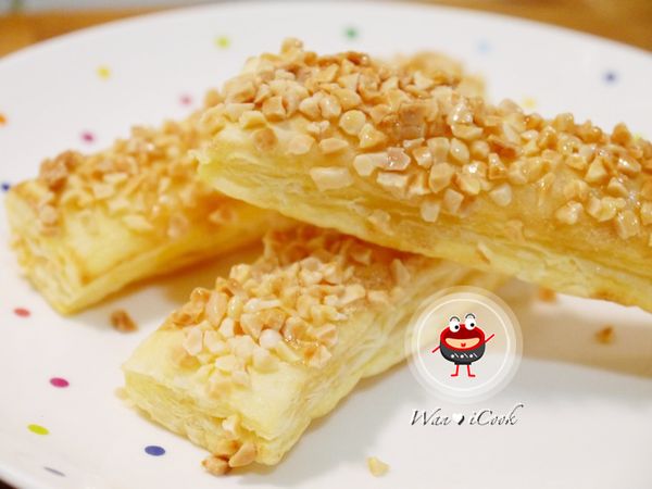 放入已預熱的烤箱中，以150℃烘烤10分鐘膨脹後關火，再繼續悶烤約5分鐘，待表面上色即可。