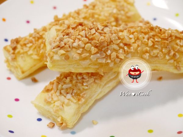 咬一口在嘴裡，香濃的杏仁酥實在讓人忍不住一口接一口，
酥酥脆脆的口感，我的媽啊~~~~~~好好吃唷～