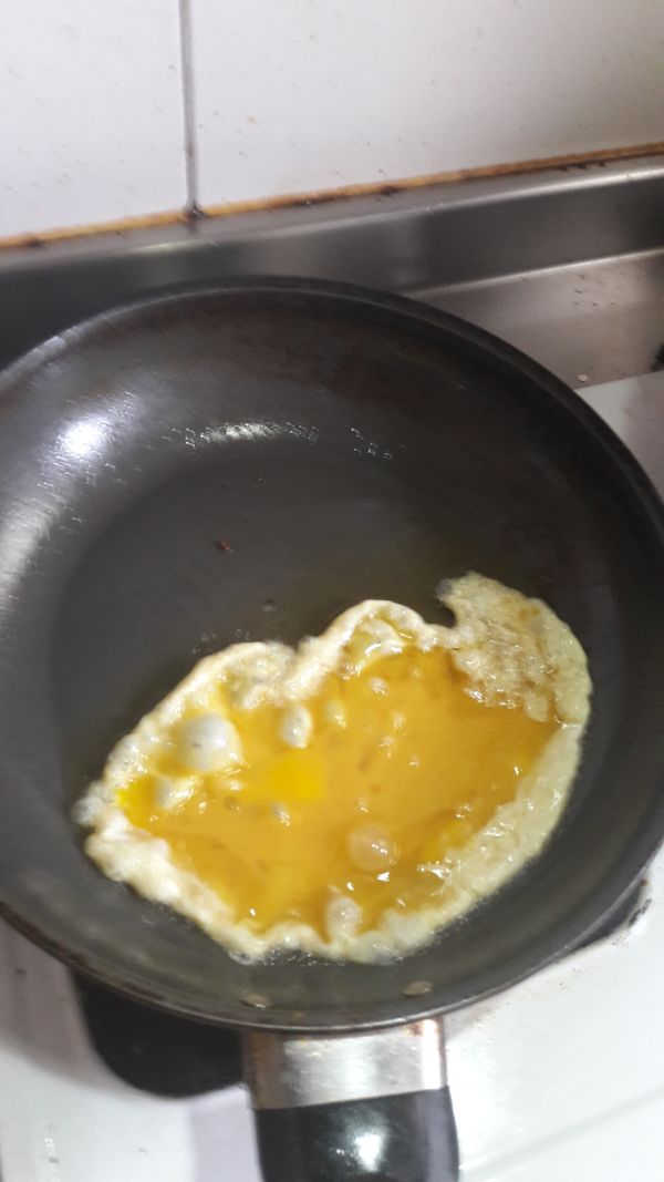 平底鍋加油，傾斜一變，加入蛋，用筷子快速攪拌(類似歐姆蛋的作法，但是比較鬆，沒有要成形)，用鍋鏟稍微翻一下起鍋