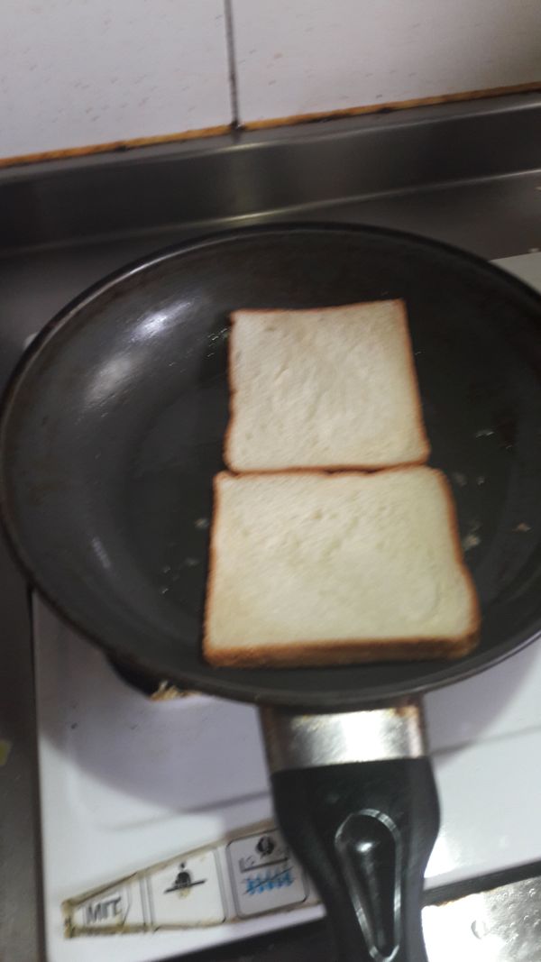 土司用平底鍋兩面分別煎40秒