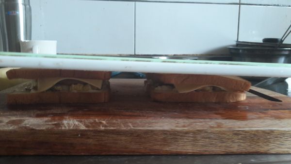 土司上放蛋，美乃滋，黑胡椒，素排，素肉鬆 ，起司片，蓋上土司，用2層砧板壓上(不用刻意去壓)大約50秒（可以使用熱壓機）